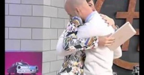 بالفيديو.. مذيعة لبنانية تتعرض لموقف رومانسي على الهواء