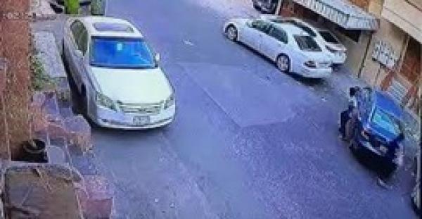 بالفيديو.. لحظة هروب شباب بعد اصطدامهم بسيارات متوقفة