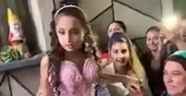 حفل زفاف طفلين يثير جدلا في رومانيا (فيديو  )