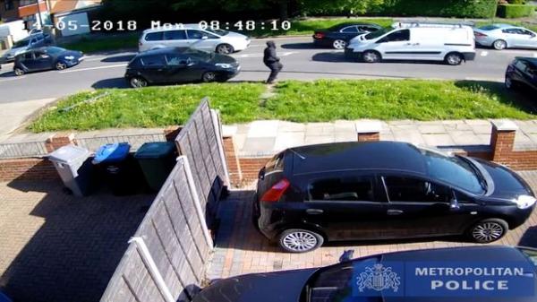 بالفيديو ...إمرأة تتمكن من الهرب بعد إطلاق مسلح النار عليها