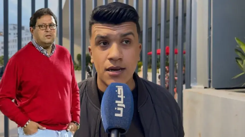 مشجع ودادي غاضب يهاجم آيت منا : “ولدك لا بغى زياش وامرابط ديهم عندك للدار ما تجيبهمش للوداد”