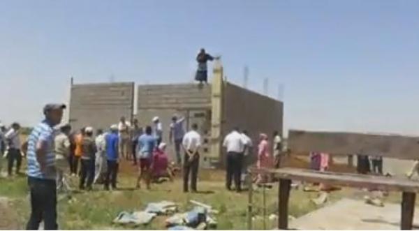 فيديو صادم... نساء يحاولن الانتحار خلال هدم السلطات لمنازلهن العشوائية