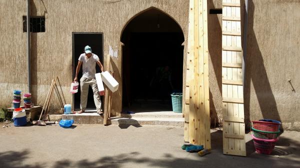 بالصور : عشاق المساجد يهيئون بيوت الله لاستقبال المصلين خلال شهر رمضان الابرك