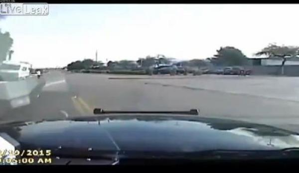 بالفيديو: لحظة صدم سيارة للشرطة مشتبها فيه