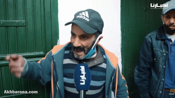 مغربي ينفجر في وجه العثماني:"لي عندو الفلوس كيزيدولو وأنا عندي 2 دراري معطاونا حتى فرنك"