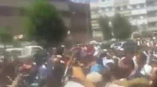 لحظة الإعتداء على حسبان بعد تدشييع جنازة الراحل عبد المجيد الظلمي