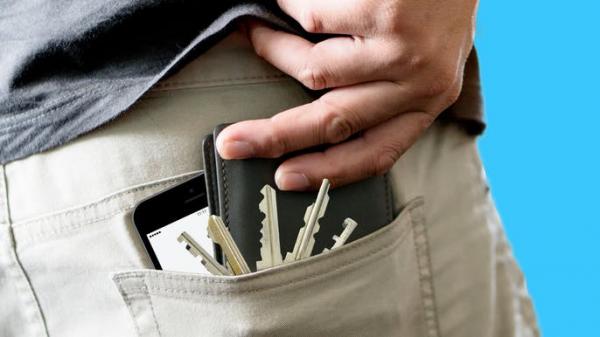 لهذا السبب لا يجب وضع محفظة النقود في الجيب الخلفي..