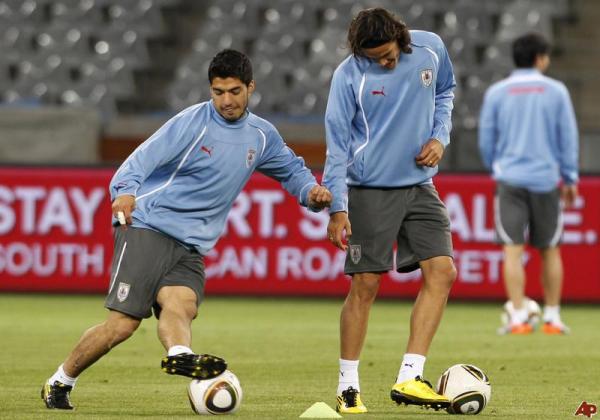 الجامعة تخصص طائرة خاصة لنقل أصدقاء سواريز الى المغرب