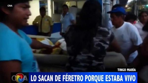 بالفيديو: شاب ميت يعود للحياة قبل ثوان من دفنه