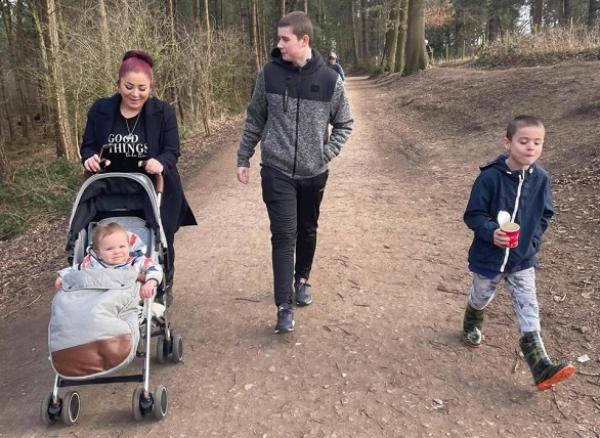 سيدة تعاني من حالة نادرة تجعلها تنهار أمام الرجال الجذابين