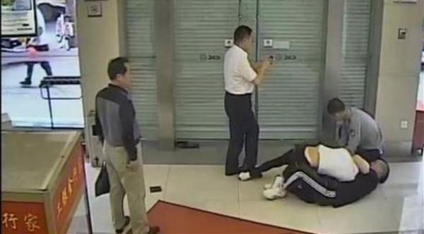 لص يلتقي ضحيته وجهاً لوجه داخل المصرف