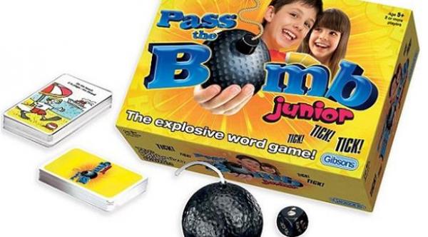 مصادرة لعبة أطفال على شكل قنبلة يدوية بمطار هيثرو