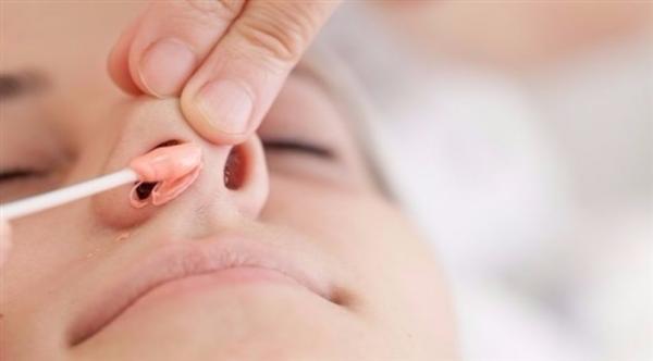 إزالة شعيرات الأنف بالشمع قد تهدد حياتك