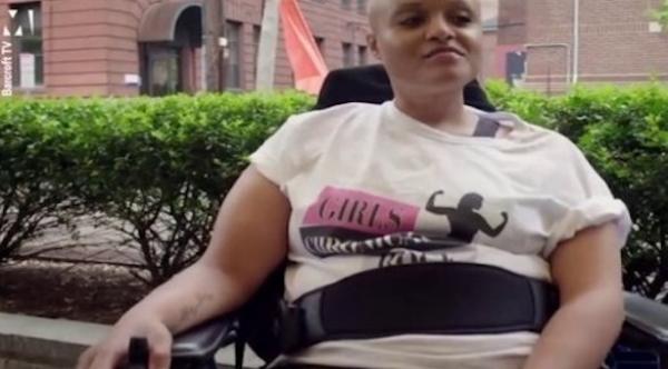 بعد إصابتها بالشلل... أمريكية تؤسس شركة أزياء للمعاقين