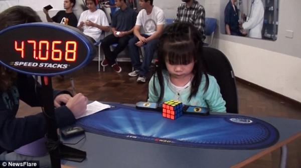 بالفيديو: طفلة في الثالثة تحل مكعب الروبيك خلال 47 ثانية