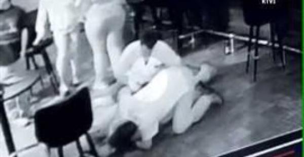 بالفيديو.. رجل يسرق مريضا أثناء تعرضة لـ«نوبة قلبية»