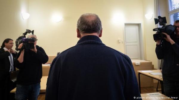 إدانة بائع ألماني قارن اللاجئين بالكلاب