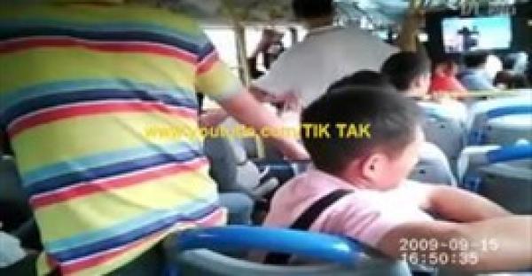 بالفيديو.. لحظة سرقة لصين حافظة نقود من رجل نائم في أتوبيس