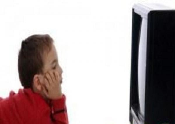 دراسة : التلفاز يؤثر على نطق الأطفال ومهاراتهم الحسابية!