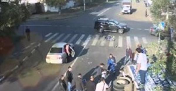 بالفيديو.. نجاة قائد دراجة من حادث بطريقة لا تصدق