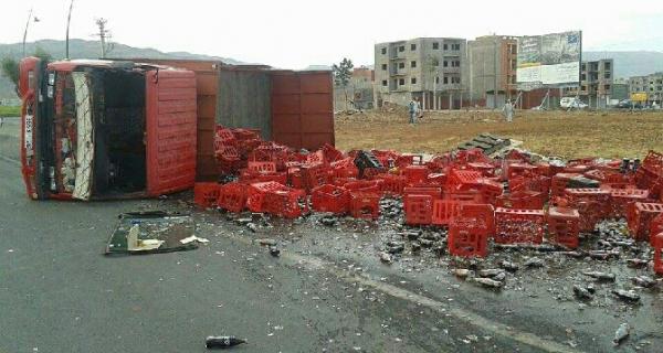 انقلاب شاحنة كوكا كولا وهذا مصير سائقها