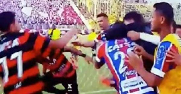 وقف مباراة كرة قدم بعد طرد 9 لاعبين (فيديو)