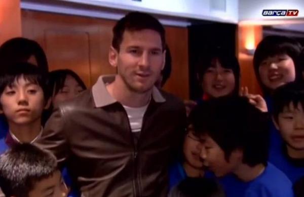 ميسي يستقبل مجموعة أطفال من متضرري "تسونامي"