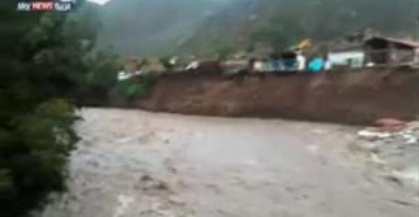 بالفيديو.. لحظة ابتلاع نهر فندقا في بيرو