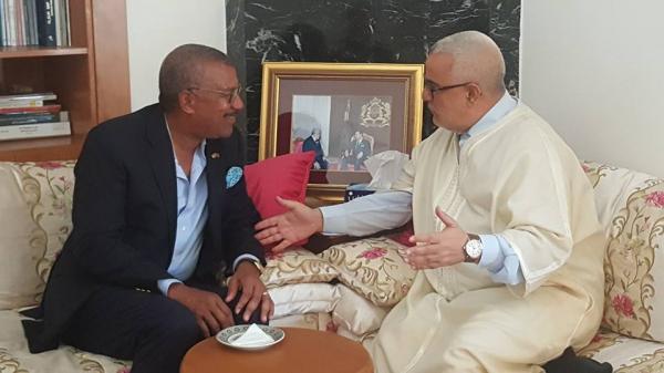 السفير الأمريكي بوش يزور بنكيران في منزله و يعزيه في وفاة والدته