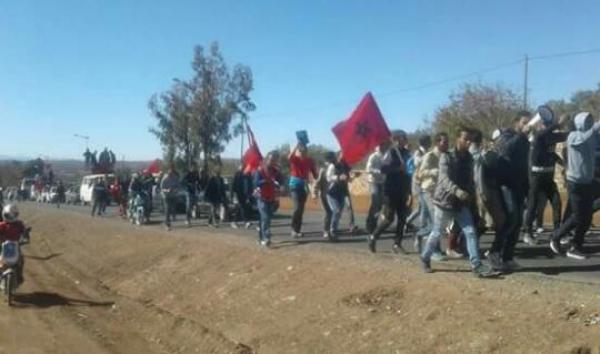 وفاة طفل تخرج الساكنة في مسيرة حاشدة نحو أزيلال والمحتجون يرفعون شعارات قوية للمطالبة بمستشفى-الصور-