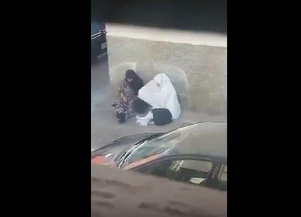 بالصوت والصورة...سيدة تفضح متسولة تنصب على المواطنين ب"حق الله"