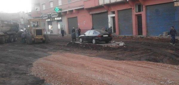 صورة سيارة عالقة وسط الاشغال تثير سخرية الفيسبوك