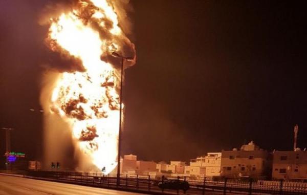 عاجل : انفجار يتسبب في حريق مهول نشب في أنبوب نفط بالبحرين ( الفيديو )