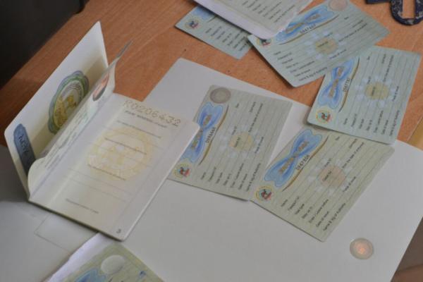 تفكيك شبكة متخصصة في تزوير التأشيرات وبطائق الإقامة و"الديستي" تدخل على الخط