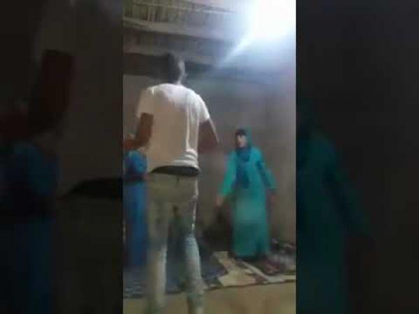 فيديو .. مغربي يسلخ زوجته وحماته بسبب "السحر"
