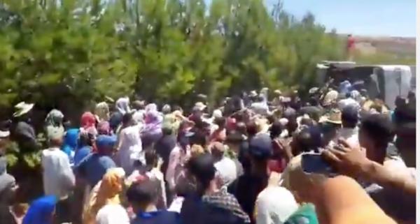 اللحظات الاولی بعد فاجعة انقلاب حافلة نواحي خنيفرة