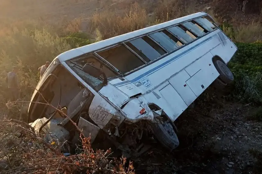 دولية"حافلات الموت" بالجزائر تتسبب في فاجعة جديدة!لقي 6 أشخاص مصرعهم وأصيب 22 آخرون بجروح، اليوم الخميس، إثر حادث انحراف حافلة لنقل العمال وسقوطها في منحدر ببلدية ابن زياد التابعة لولاية قسنطينة