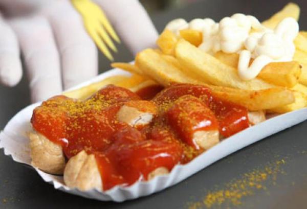 تسخين الأغذية في أوان بلاستيكية يدمر الصحة