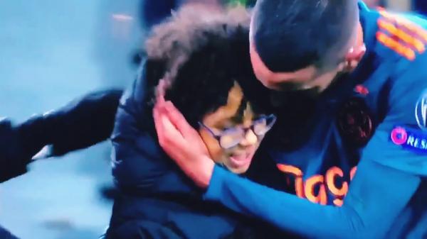 لقطة رائعة من زياش مع الطفل الذي اقتحم الملعب خلال مباراة ليل