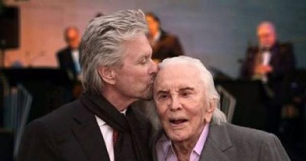 النجم الأمريكي مايكل دوغلاس يعلن وفاة أبيه الممثل كيرك دوغلاس