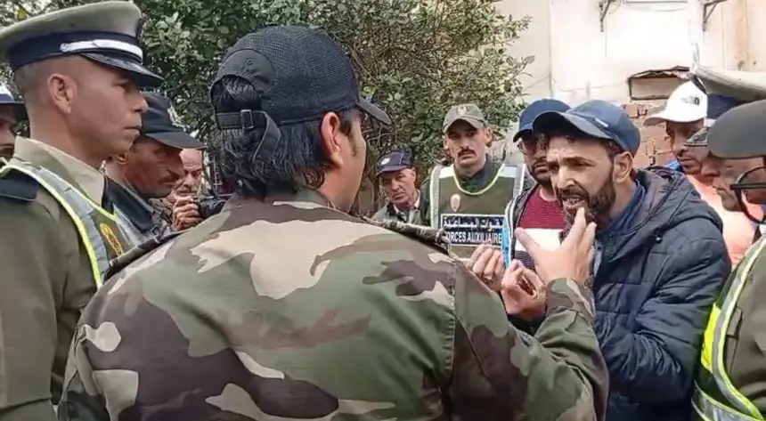 نقاش حاد بين مواطن من منطقة الحي المحمدي مع السلطات المحلية خلال حملة لتحرير الملك العمومي