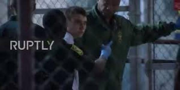 بالفيديو: لحظة وصول المراهق جزار فلوريدا إلى السجن