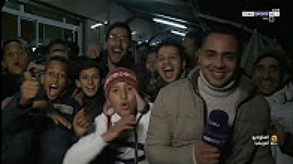 تدافع الجماهير المغربية فرحة بالانتصار على الطوغو مباشرة على بي ان سبورت