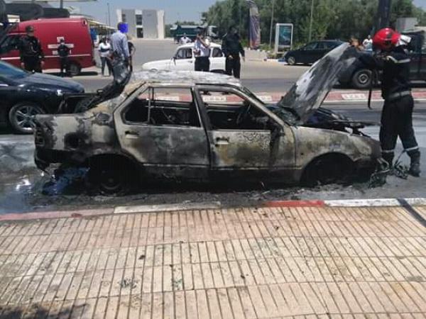 عاجل ويالطيف..النيران تلتهم سيارة خفيفة بالكامل بالشارع والأمن والوقاية يتدخلان -صورة-