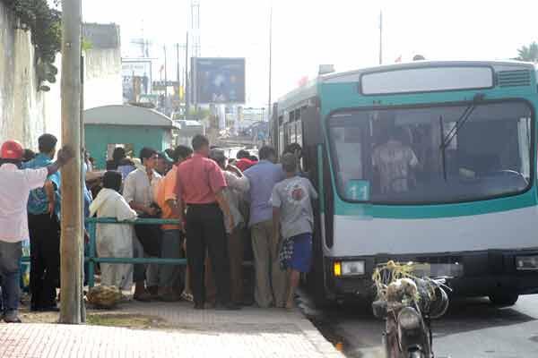 تخصيص حافلات للنقل خاصة بالنساء بين المعارضين و المؤيدين