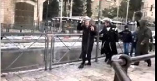 بالفيديو.. أطفال فلسطين يقاومون اليهود بـ«كرات الثلج»