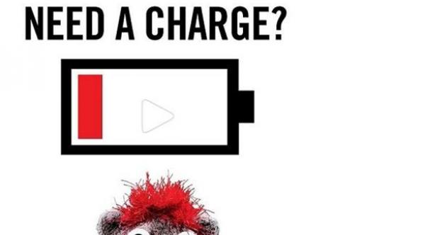 متفرج يصعد على المسرح أثناء العرض ليشحن هاتفه