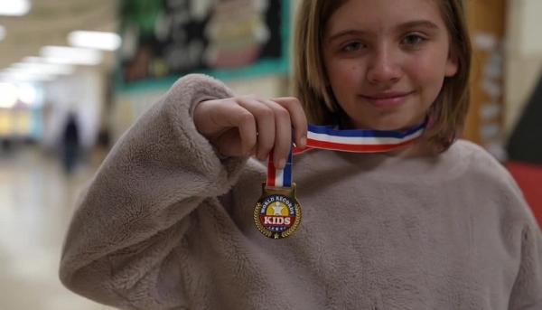 طفلة تحقق رقم قياسيا عالميا بفضل قدميها