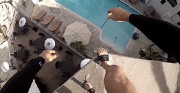 بالفيديو والصور.. متهوران يقفزان من أعلى فندق لحمام سباحة