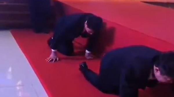 بسبب فشلهم :مدراء صينيون يعاقبون أنفسهم ويزحفون أمام موظفيهم